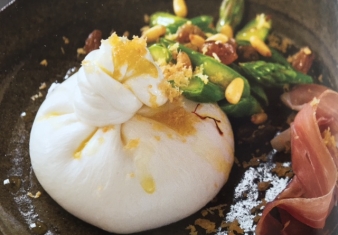 Burrata with Asparagus and pine nuts