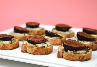 Balsamic figs with blue cheese crostini